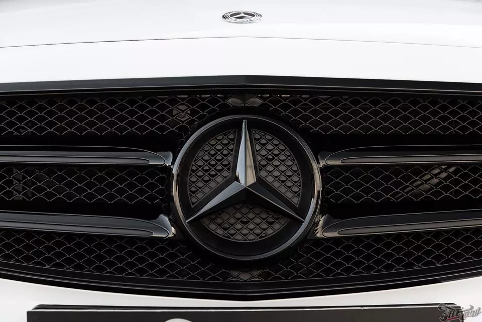 Mercedes E class. Окрас крыши и решетки радиатора в черный глянец!